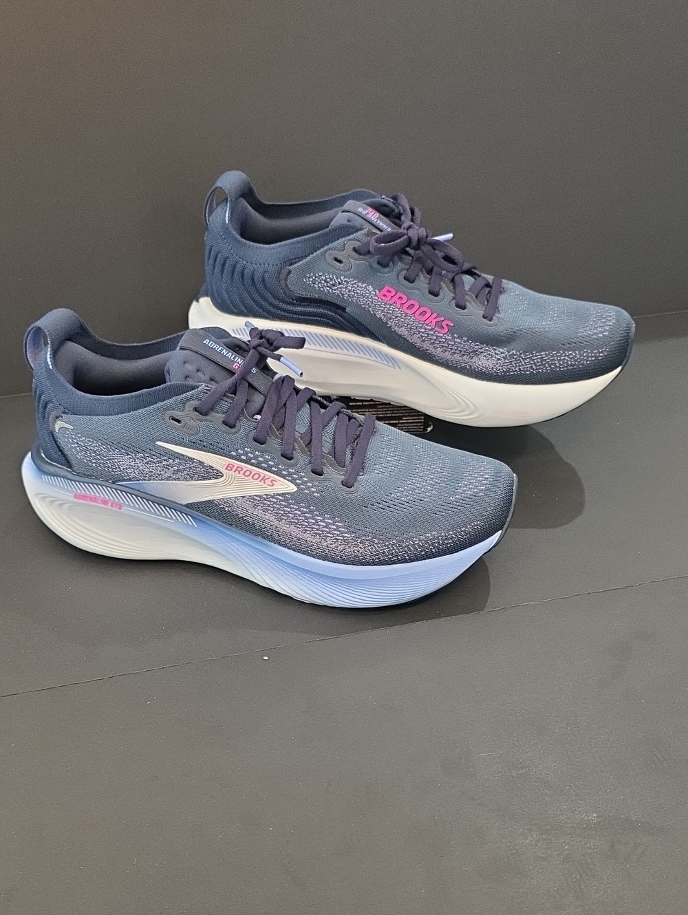 Brooks Adrenaline GTS 25 Women’s Navy Blue Shoes & Pink Accents Size 9